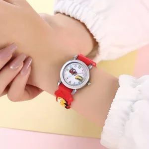 Barnklocka med bilmotiv både på röda 3D armbandet och boett